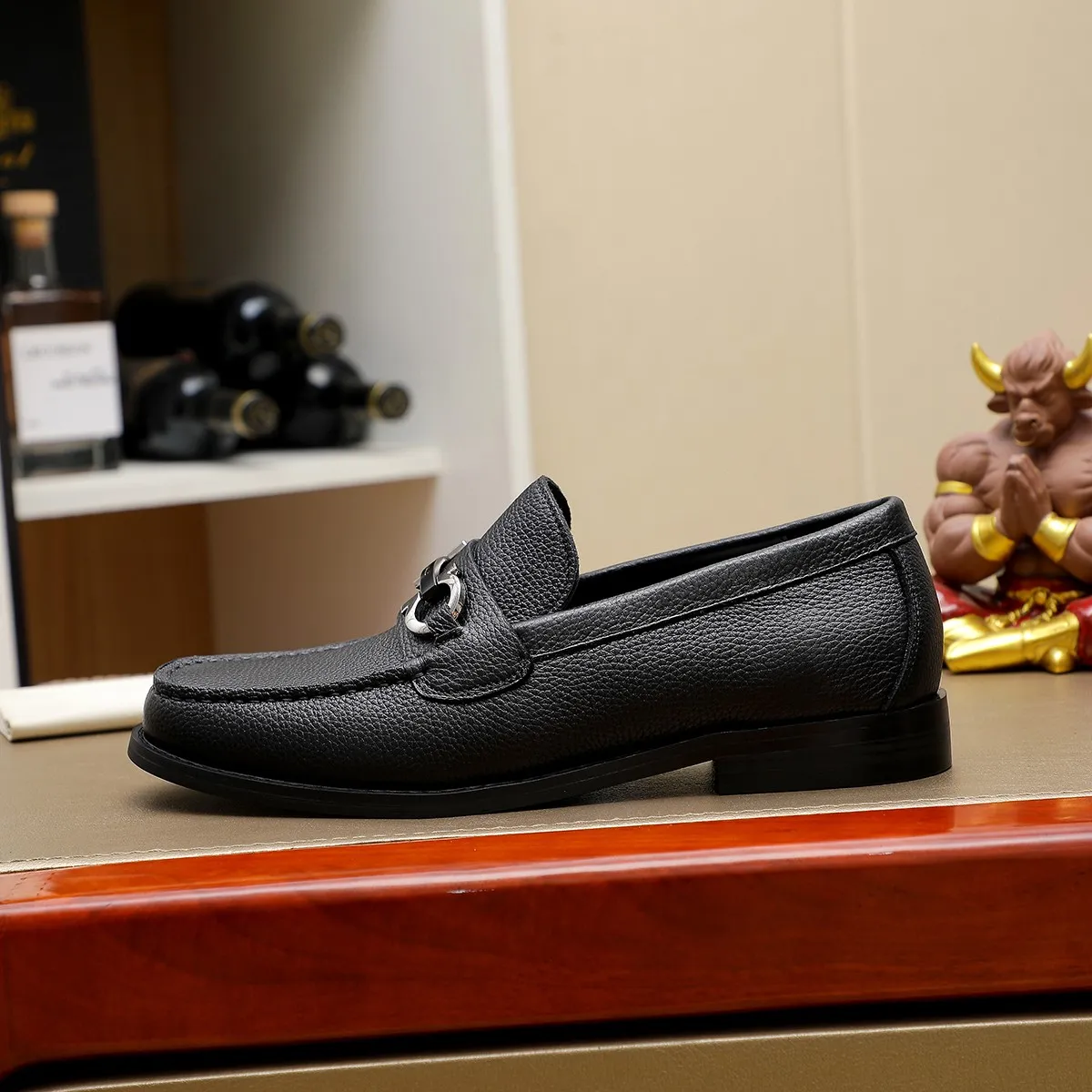 Men's shoes 💰460 🔥 Ferragamo new men's casual slip-on shoes 🇨🇳 Official website original 1:1 mold, original quality 💯 fine workmanship, high-end luxury ☘ The upper is made of imported Italian first-layer cowhide 🌴 Luxurious water dyeing 🐂 Leather lining 🍓 Rubber wear-resistant and non-slip outsole, breathable and comfortable to wear 🍍 The first choice for high-taste men, color optional! Code number 38-44 (45.46. Customized)